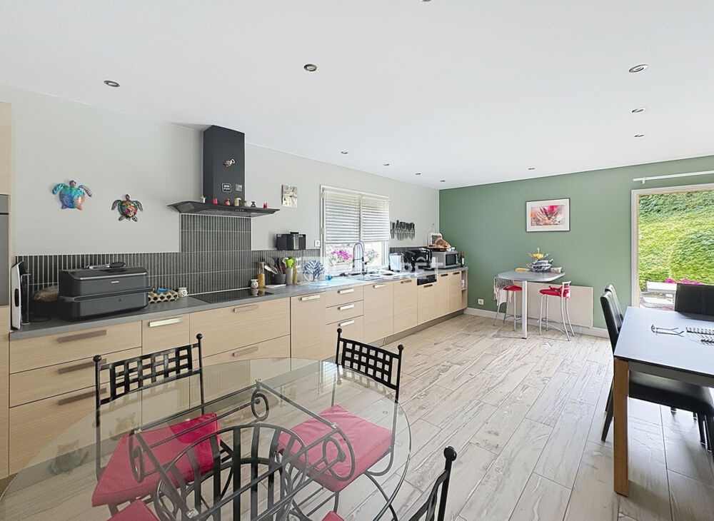Maison contemporain avec sous-sol complet sur terrain de 600 m²