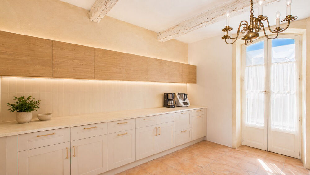 Vente Maison EYRAGUES - Au coeur du village, vaste maison de caractère de 210 m² avec cour intérieure d'environ 50 m² et cave Eyragues