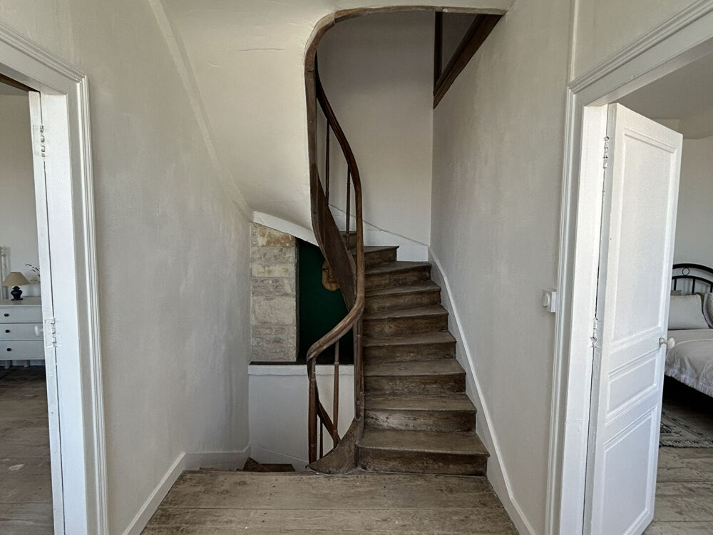 Grande maison de caractère au coeur de Néré avec jardin et dépendance