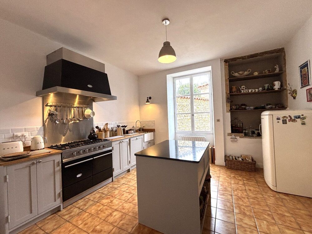 PRIX BAISSÉ - Élégante Maison de Maître, vastes dépendances, jardin, proximité des commerces