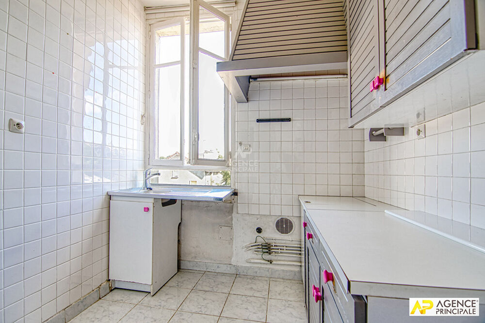 Vente Appartement Versailles Notre dame Boulevard de la Reine , appartement  3 pièces 79M² carrez situé au 2-éme étage d'un immeuble 18 -ème. Versailles