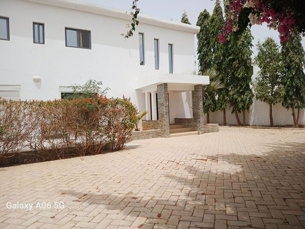Vente Maison VILLA D'ARCHITECTE NEUVE EN RESIDENCE  R+1 AVEC 4  CHAMBRES PROCHE  SALY CENTER ET PLAGE Ngaparou (Senegal)