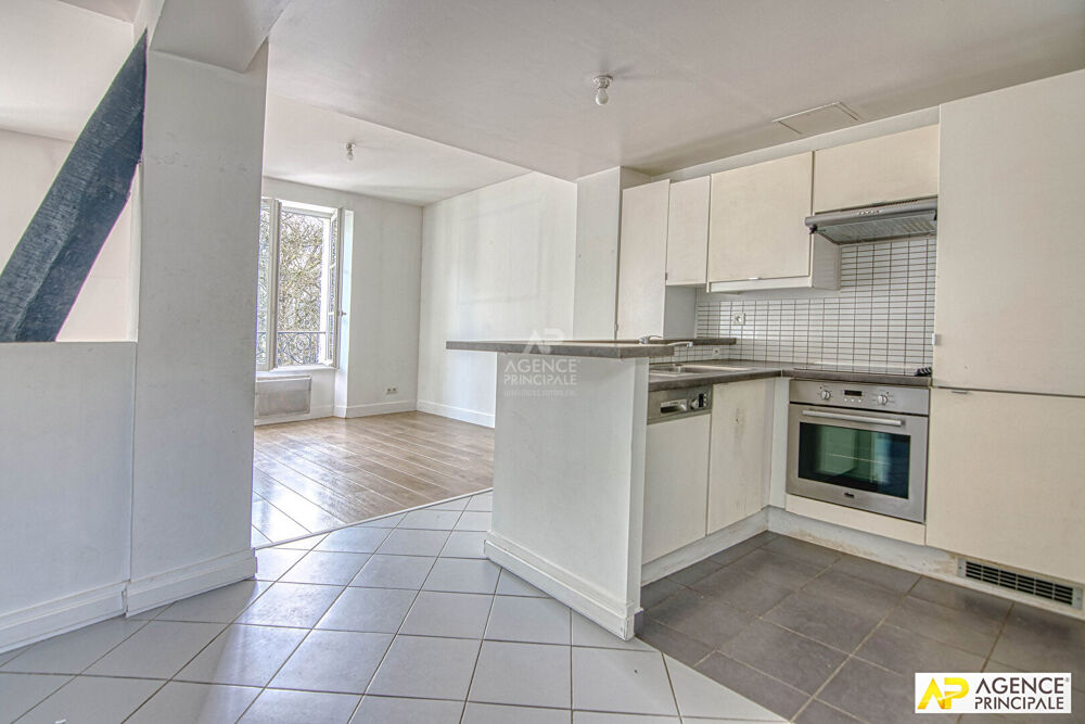 Vente Appartement Versailles Notre-Dame Boulevard de la Reine Appartement duplex 4 pièces de 94m² au sol situé au 1er et dernier étage avec cave Versailles