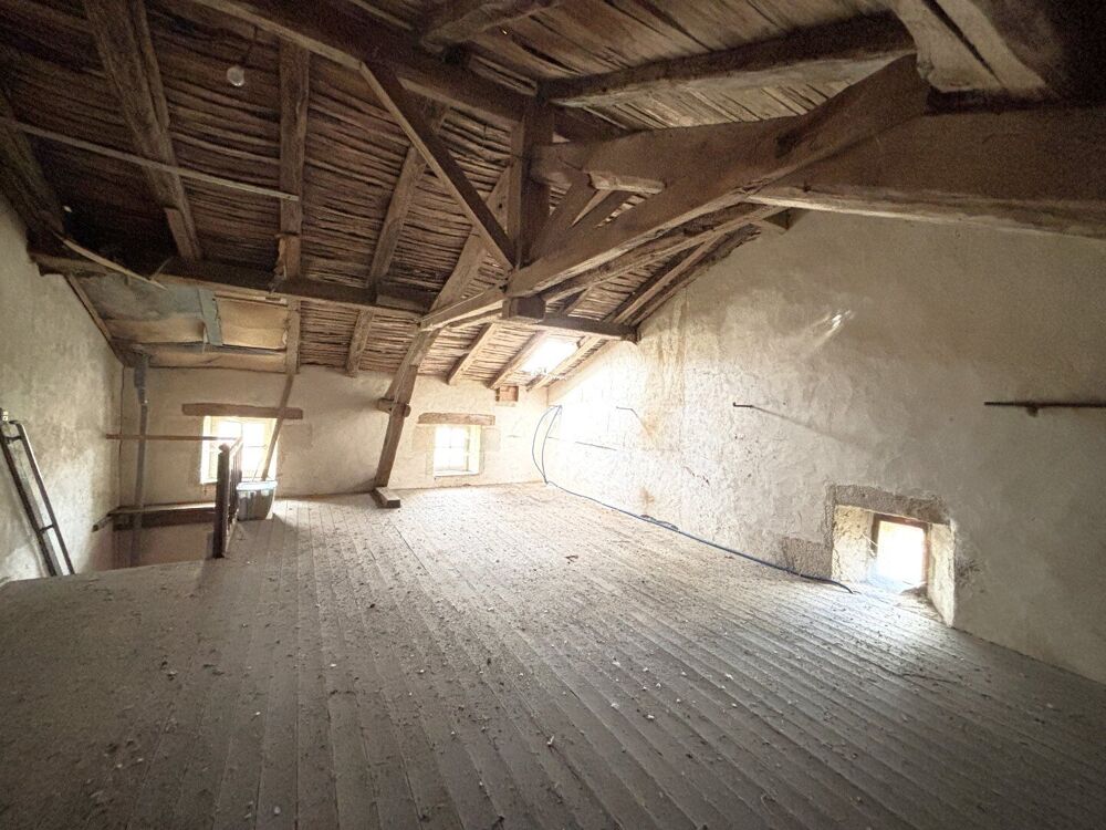 Maison en pierre pleine de charme, habitable et offrant un fort potentiel