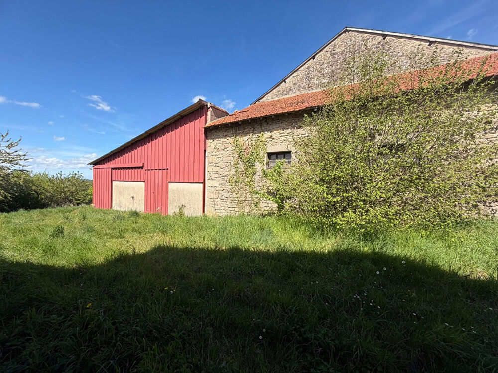 HAUTE VIENNE -Belle ferme limousine à rénover, avec dépendances, terrain, belle vue, dans hameau bien situé.