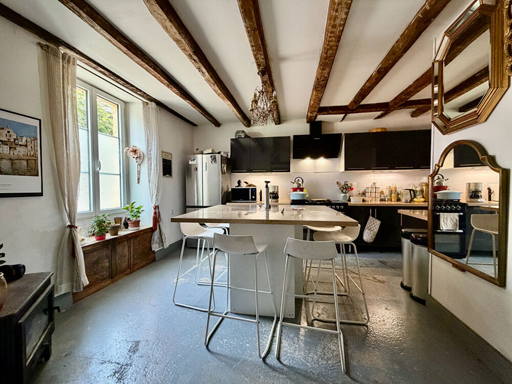 Belle maison de ville de caractère avec de beaux volumes, jardin privé au coeur de Ruffec