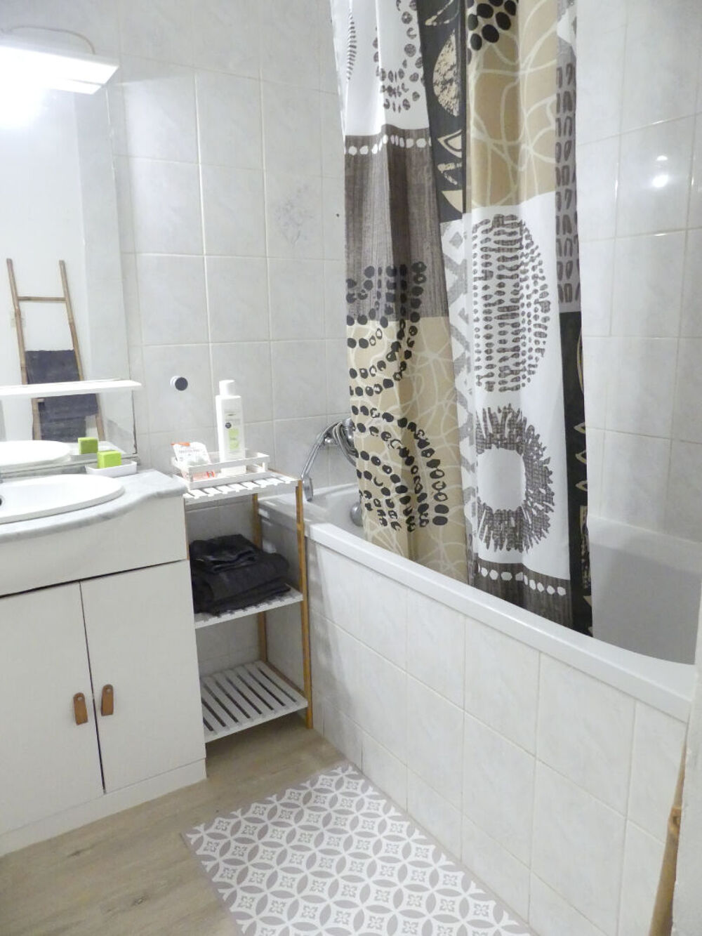 NIMES Quartier RICHELIEU/ SULLY bel appartement P1 bis de 41.69 m2 en RDC avec cave privative et cour commune.