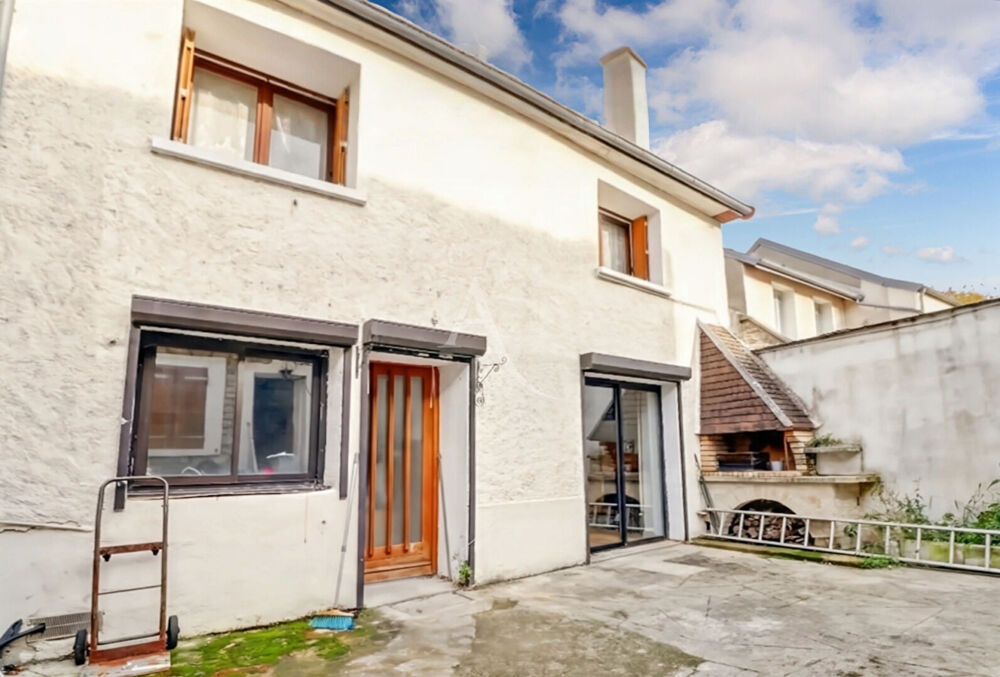 Neuville sur Oise Ensemble immobilier avec 2 bâtisses d'habitation cour centrale, cave. Proche RER A
