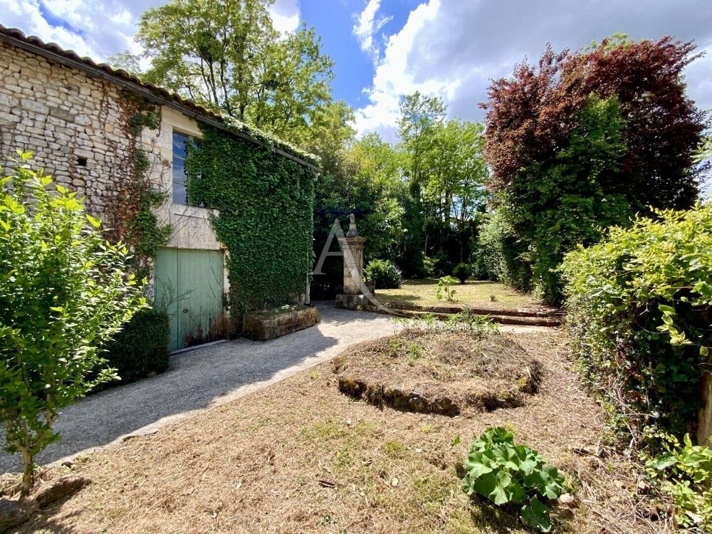 Maison avec dépendances proche de Jonzac