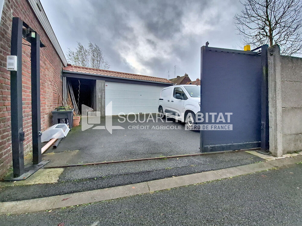 Maison avec jardin, garage 2 voitures + 2 places de parking privatives, 3 chambres.