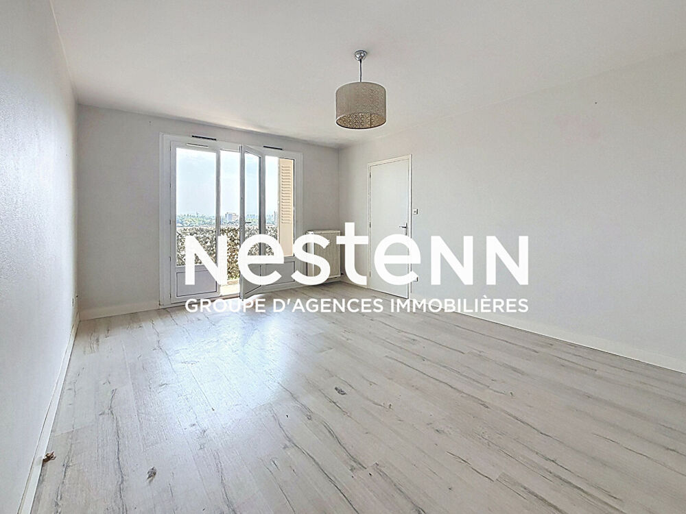 Grand studio en dernier étage avec balcon - 69500 BRON