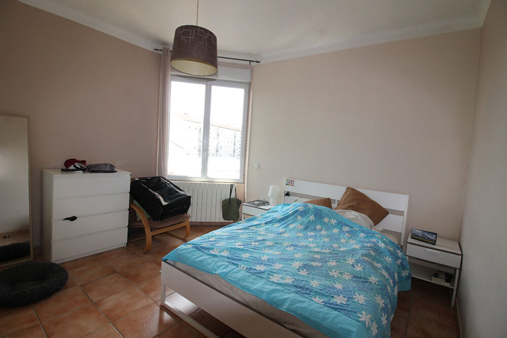 Vente Immeuble NIMES Proche centre ville immeuble de 278.91 m2 ( 2 appartements) avec jardin, 2 garages et ateliers. Nimes