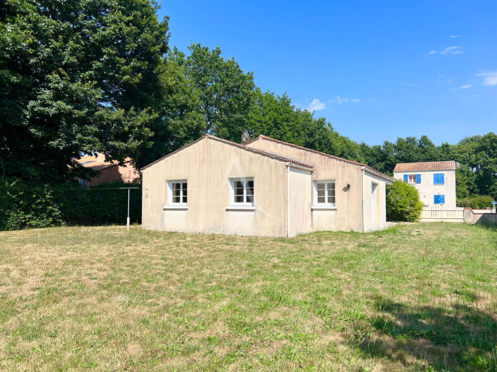 Maison familiale au coeur du bourg de Grosbreuil
