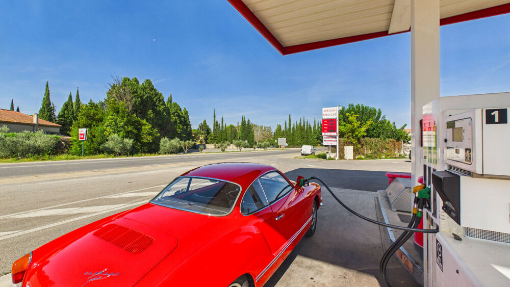   Station essence lavage recharges et services divers Route de Saint Rémy de PROVENCE ALPILLES 