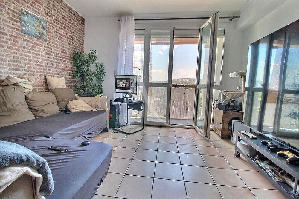 GIGNAC centre - APPARTEMENT 3 PIECES - 2 CHAMBRES - BALCON ET LOGGIA - CAVE -