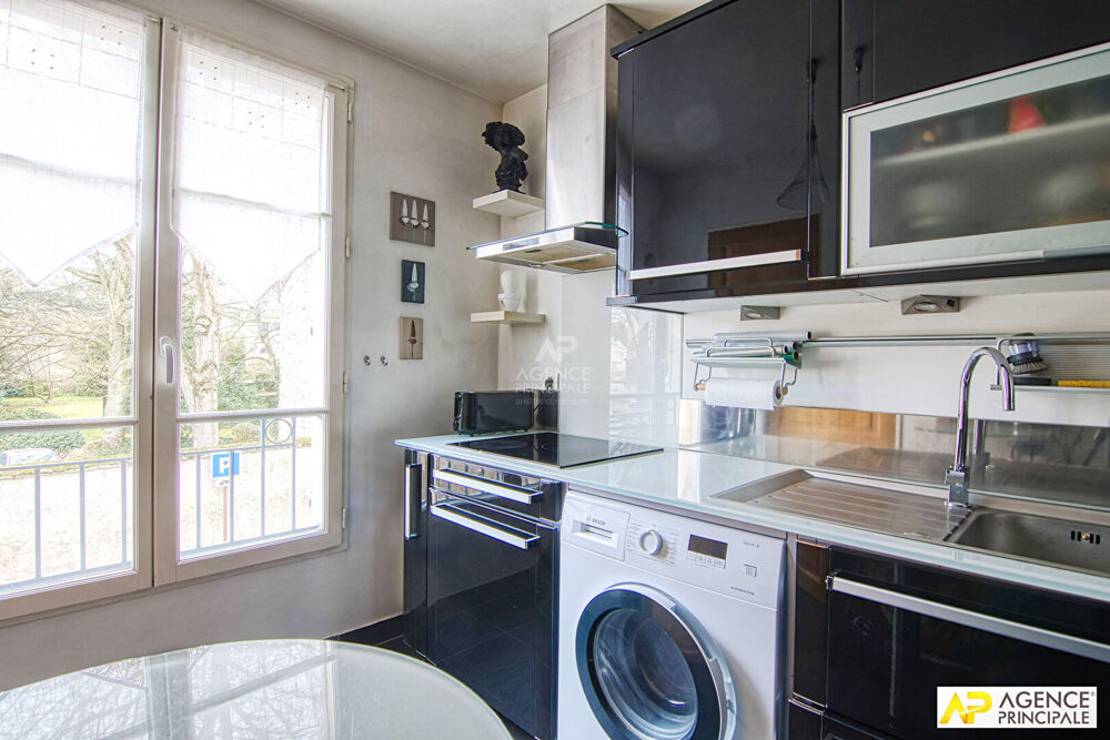 Vente Appartement Versailles Chantiers Appartement 4 pièces 82 m² situé au 1er étage avec ascenseur, cave et parking double en enfilade en sous so Versailles