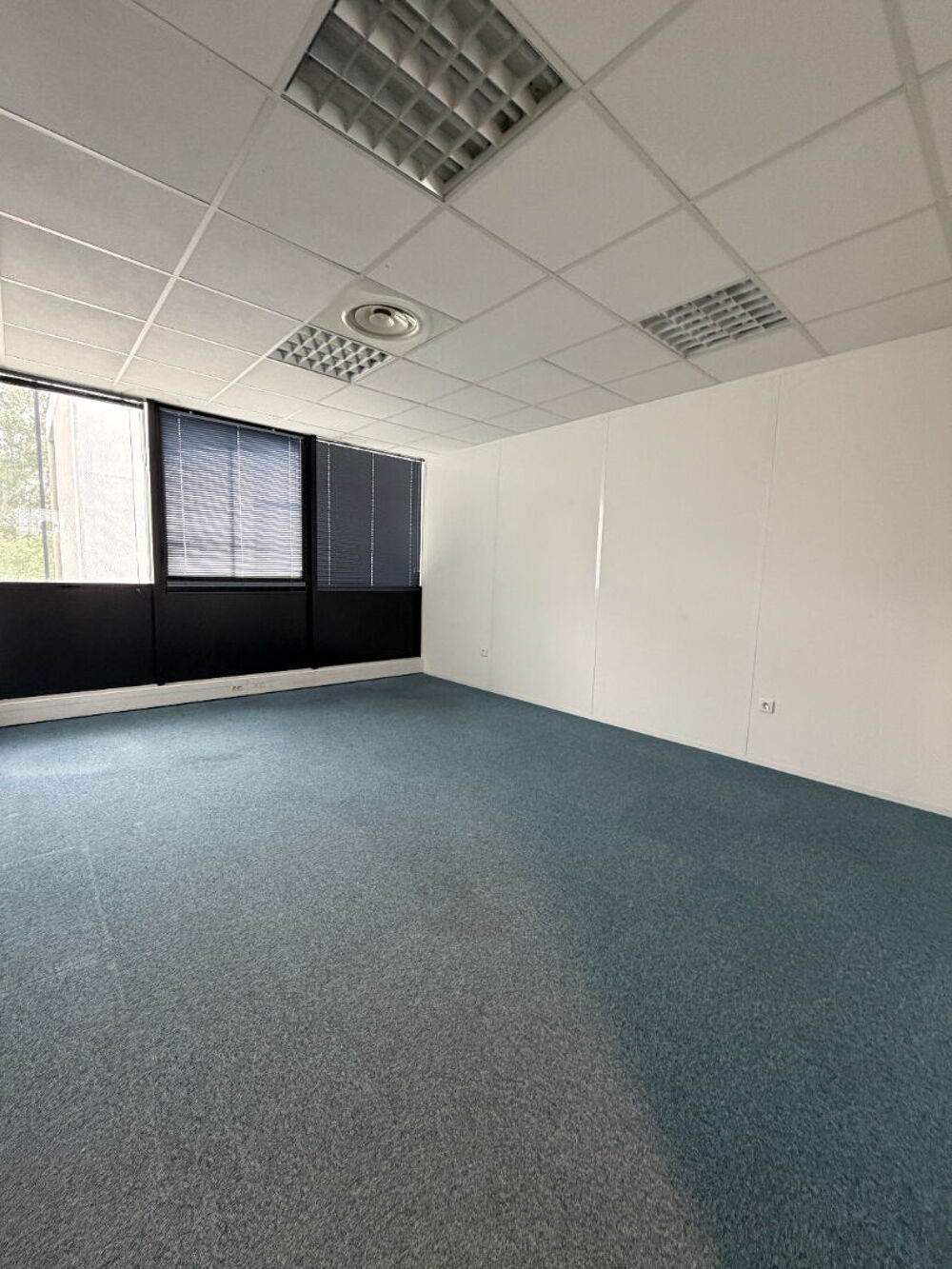   À LOUER - BUREAUX DE 310 M² AVEC 8 PLACES DE PARKING - TOULOUSE BORDELONGUE Toulouse