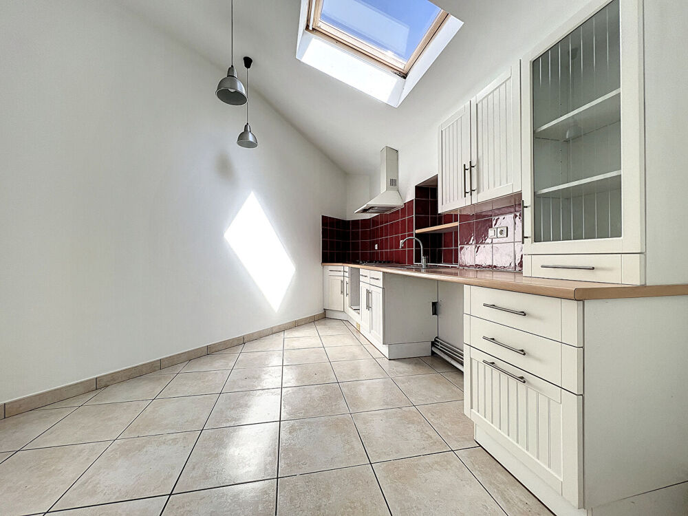Location Appartement Appartement centre de Champagne Au Mont D'Or - 79.20 m2 - 3 pièces, 2 chambres + jardin + place de parking Champagne au mont d or