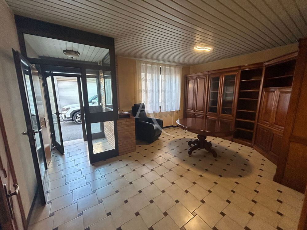 Maison villageoise sur trois niveaux avec ascenseur et grand garage