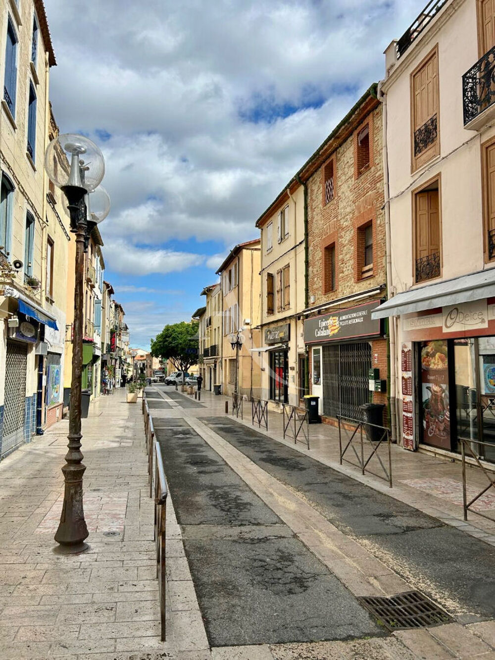   Local commercial 46m2 et cave de 25m2 en sous sol Elne emplacement idéal ! Elne