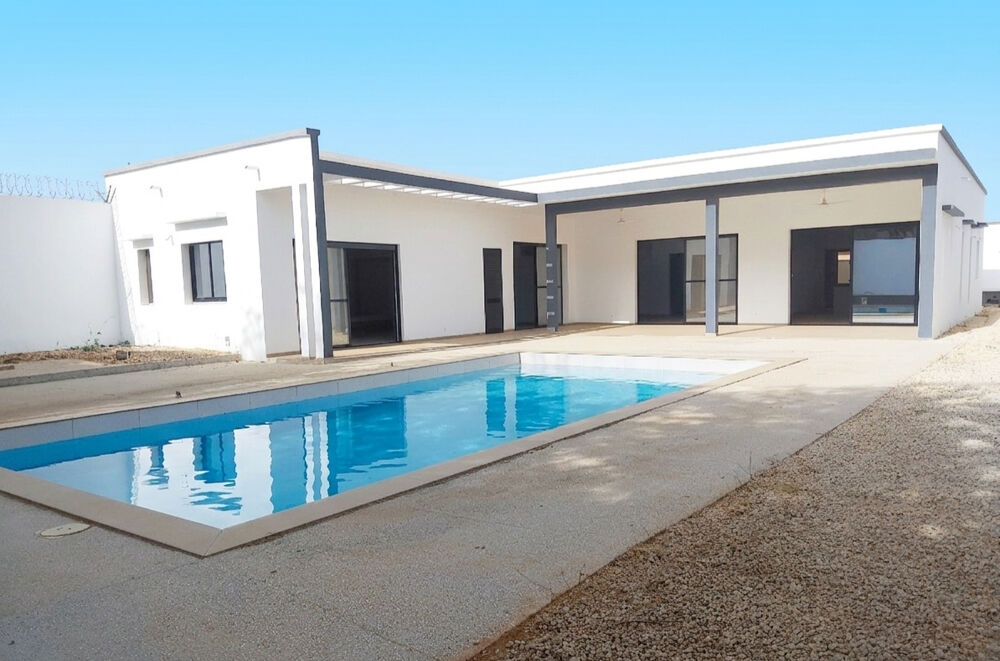 Vente Maison EN EXCLUSIVITE CHEZ SELECTION SENEGAL MAISON CONTEMPORAINE AVEC PISCINE SUR 683m2 DE TERRAIN SITUEE DANS UNE PETITE RESIDENCE PR Ngaparou (Senegal)