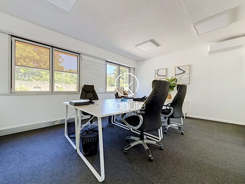   À deux pas du centre d'Ecully, au Rez de chaussez, Bureaux de 60 m2, lumineux, climatisés, disponible immédiatement, 2 places de 