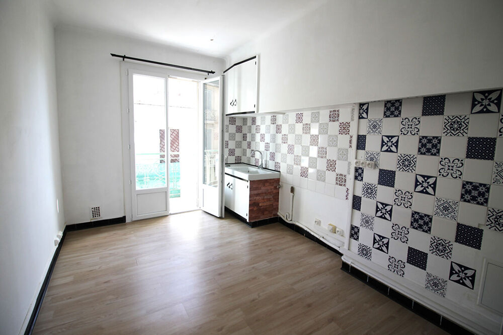 NIMES Lumineux appartement P3 de 74m² avec 2 balcons et ascenseur, garage et cave en sous-sol.