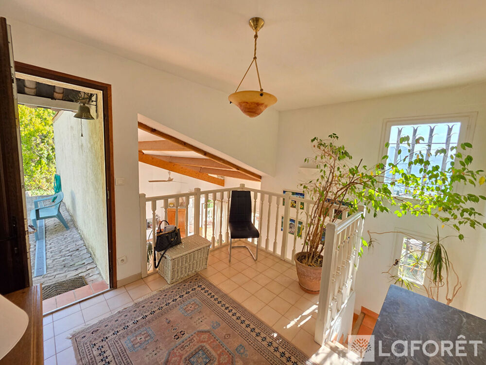Villa avec piscine, terrasses, stationnements et superbe jardin sur les hauteurs de CARROS