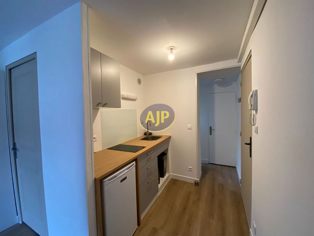 Location Appartement STUDIO MEUBLE CENTRE VILLE (RUE PIETONNE) PONTIVY Pontivy