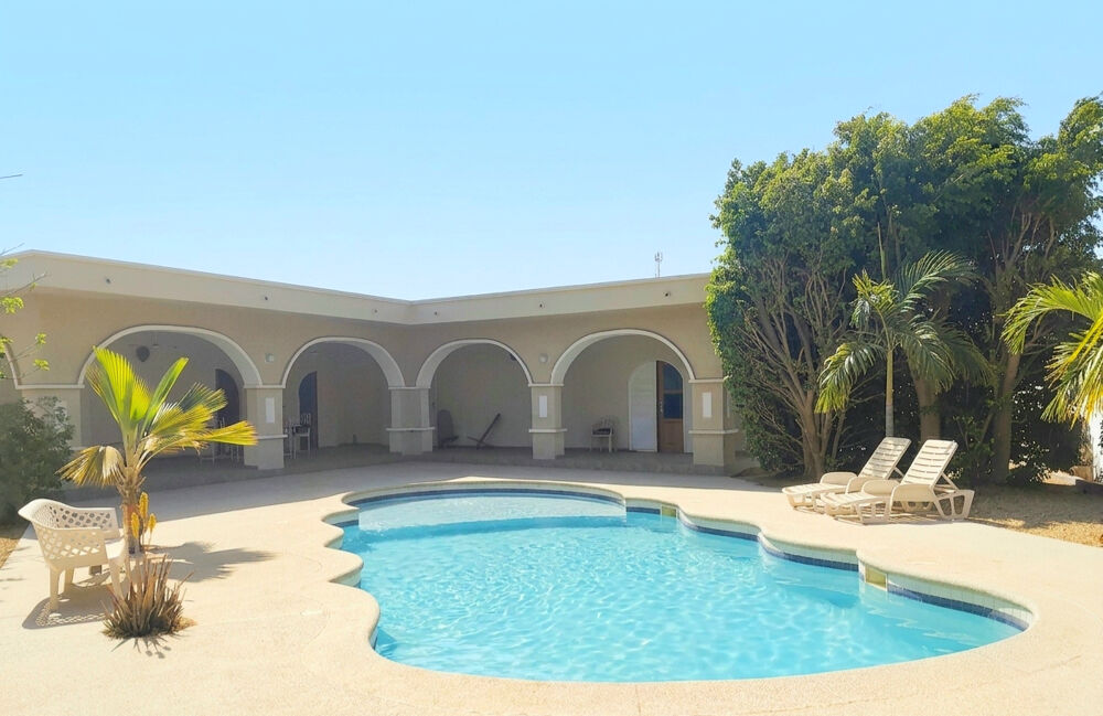 Vente Maison GRANDE VILLA DE 4 CHAMBRES AVEC PISCINE SUR UN TERRAIN ARBORE de 1023m²  SITUEE DANS QUARTIER RESIDENTIEL PAISIBLE Ngaparou (Senegal)