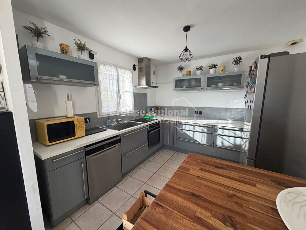 Caveirac Villa 3 chambres sur 460m2 avec garage, terrasse et piscine