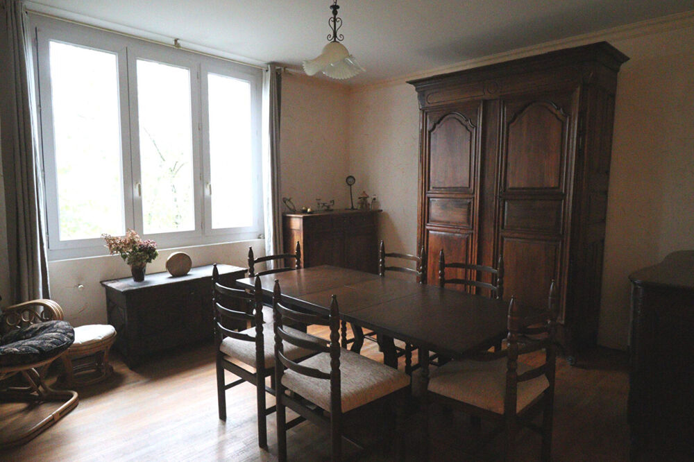 Vente Maison CORREZE. Uzerche. Maison en pierre avec 5 chambres, une deuxième maison à rénover, grande terrasse, bois et grand parking. Uzerche