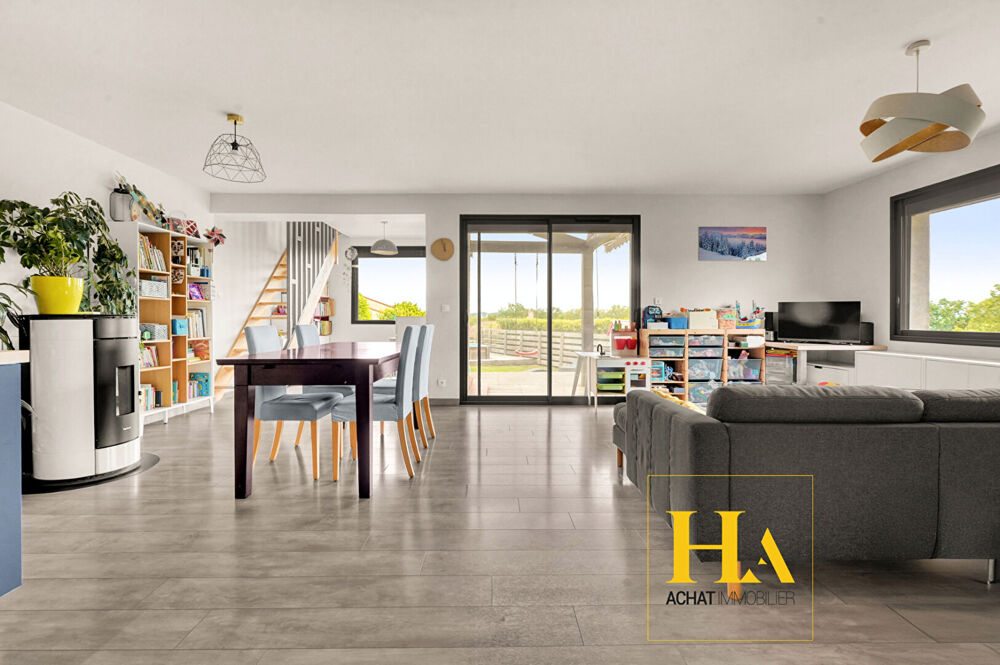 Vente Maison Maison de caractère de 118 m² avec pigeonnier, vue dégagée, piscine et panneaux solaires Ayguesvives