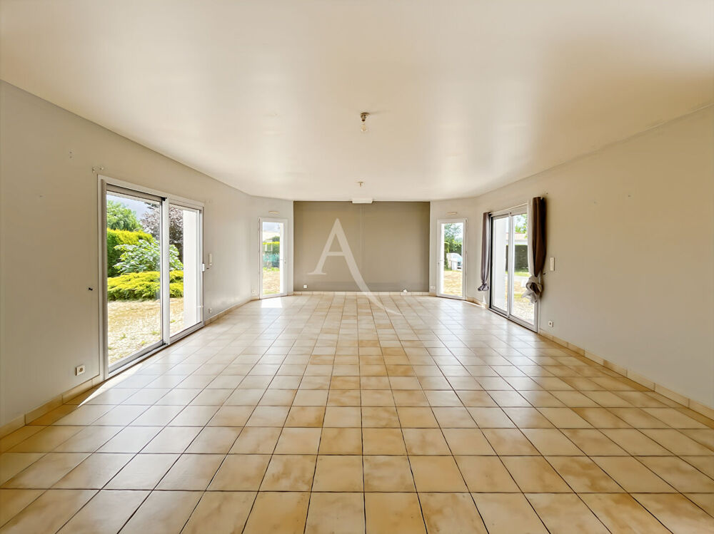 Maison familiale de 145 m² avec double garage ! Environnement calme et accès centre-bourg par piste cyclable