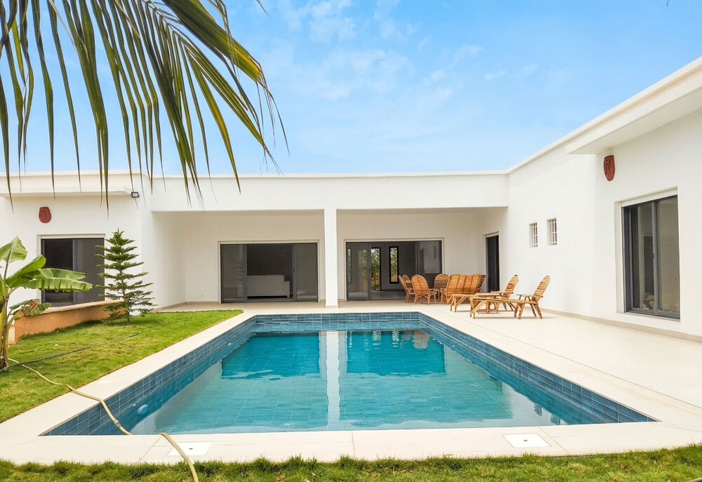 Vente Maison BELLE VILLA NEUVE VENDUE MEUBLEE AVEC PISCINE SUR 930m2 DE TERRAIN SITUEE DANS UNE NOUVELLE RESIDENCE Nguerigne (Senegal)