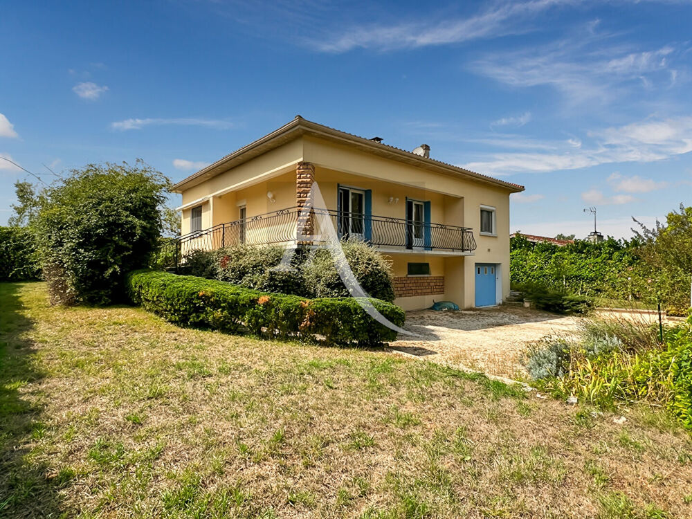 Découvrez cette charmante maison nichée dans un magnifique village en hauteur