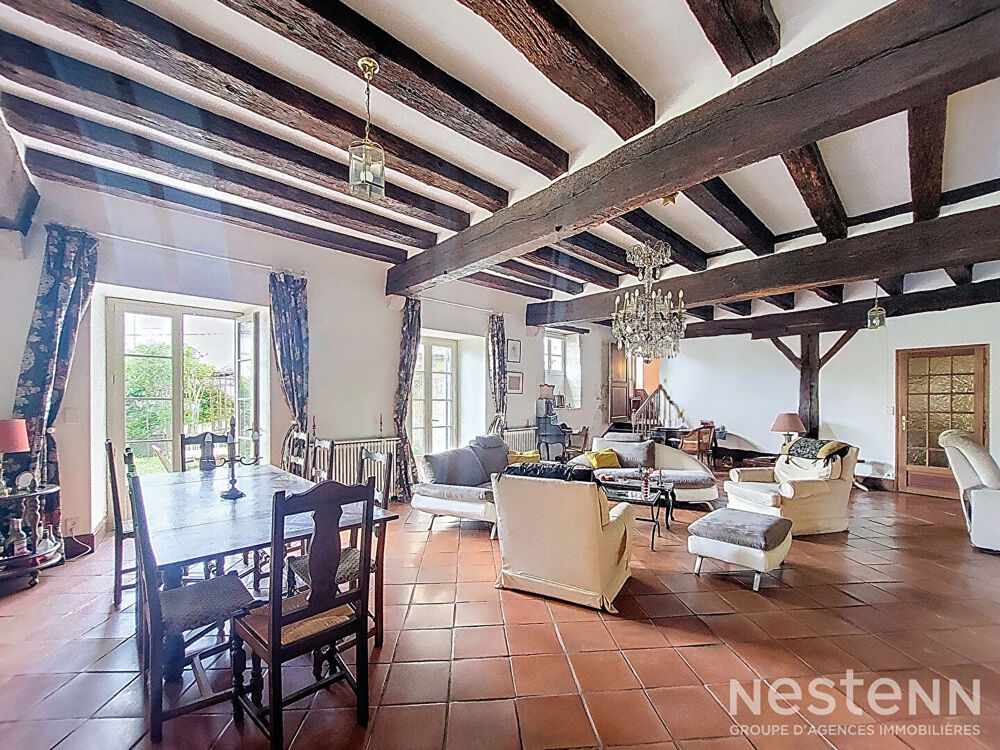 A Vendre Maison de ville en pierre de 339 m² avec sous-sol, garage et jardin au centre de Mézin