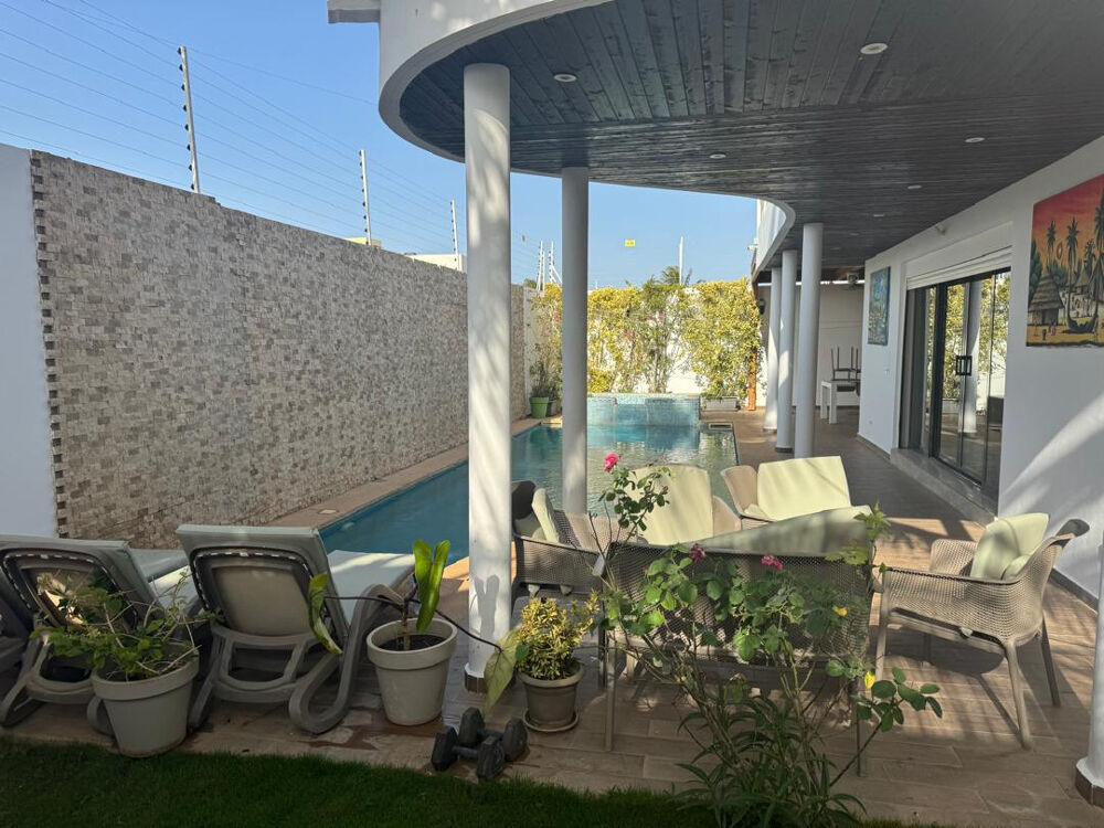 Location Maison Superbe villa contemporaine à louer avec piscine dans un quartier résidentiel recherché Saly (Senegal)