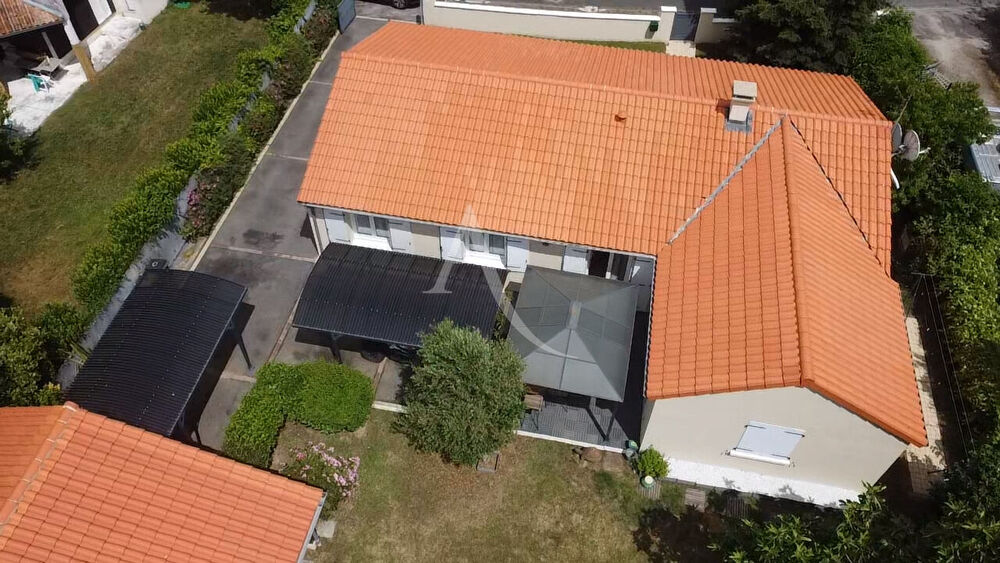 Maison de plain-pied 4 chambres avec jardin, garage et carports Bignoux