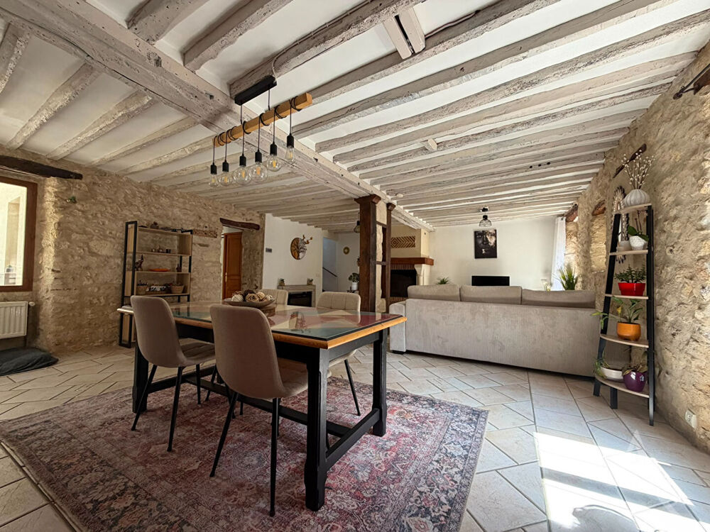 Belle maison en pierre de 174m², sur 1800 m² de terrain avec piscine à Fontenay Mauvoisin