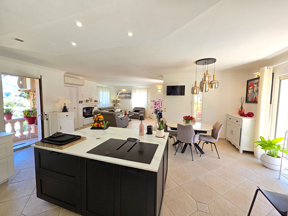 Vente Maison Superbe Villa De plain pieds , avec piscine, jardin stationnements dans quartier résidentiel Des Plans Carros