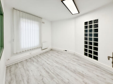 Local professionnel, activit&eacute; de bureau 480 77000 Melun