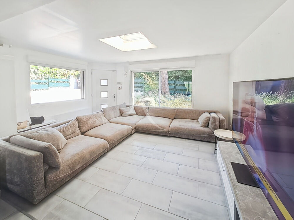 Maison individuelle de 136 m² , 4 /5 chambres , Bureau , Grand garage , Proche RER C