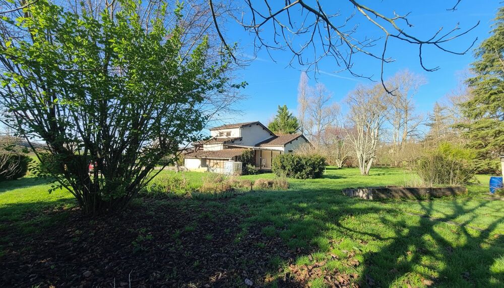 Maison individuelle avec grand terrain et vue dégagée sur le village de Lauzerte