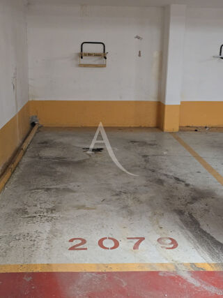  Parking / Garage à louer  Suresnes