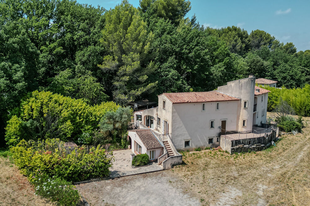 Propriété de 523 m² à rénover, terrain plat 5900m² à 15min d'Aix en Provence