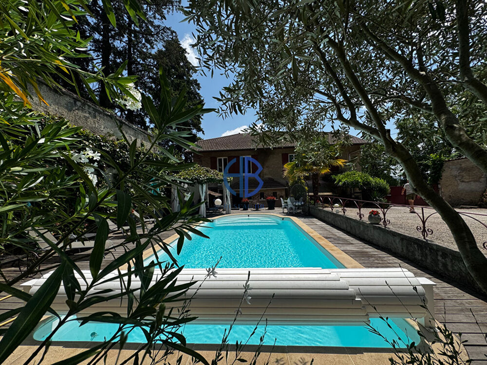 Élégante demeure de caractère aux volumes généreux, avec piscine et cinq suites, au coeur d'un environnement préservé