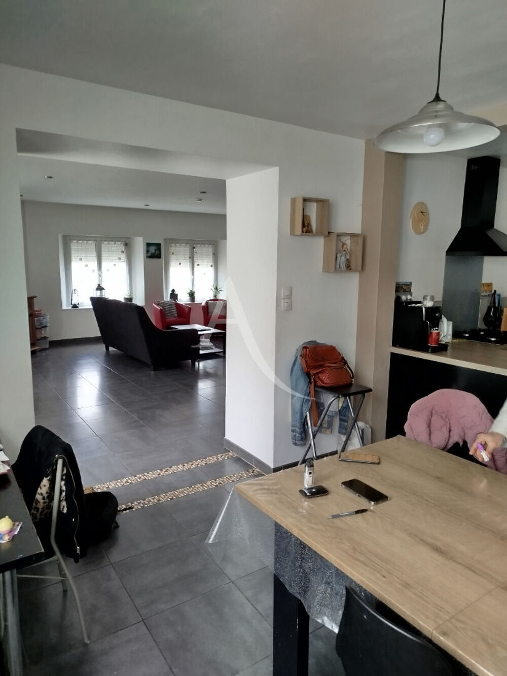 ENSEMBLE IMMOBILIER EN PIERRES AU COEUR DE MOUTIERS.