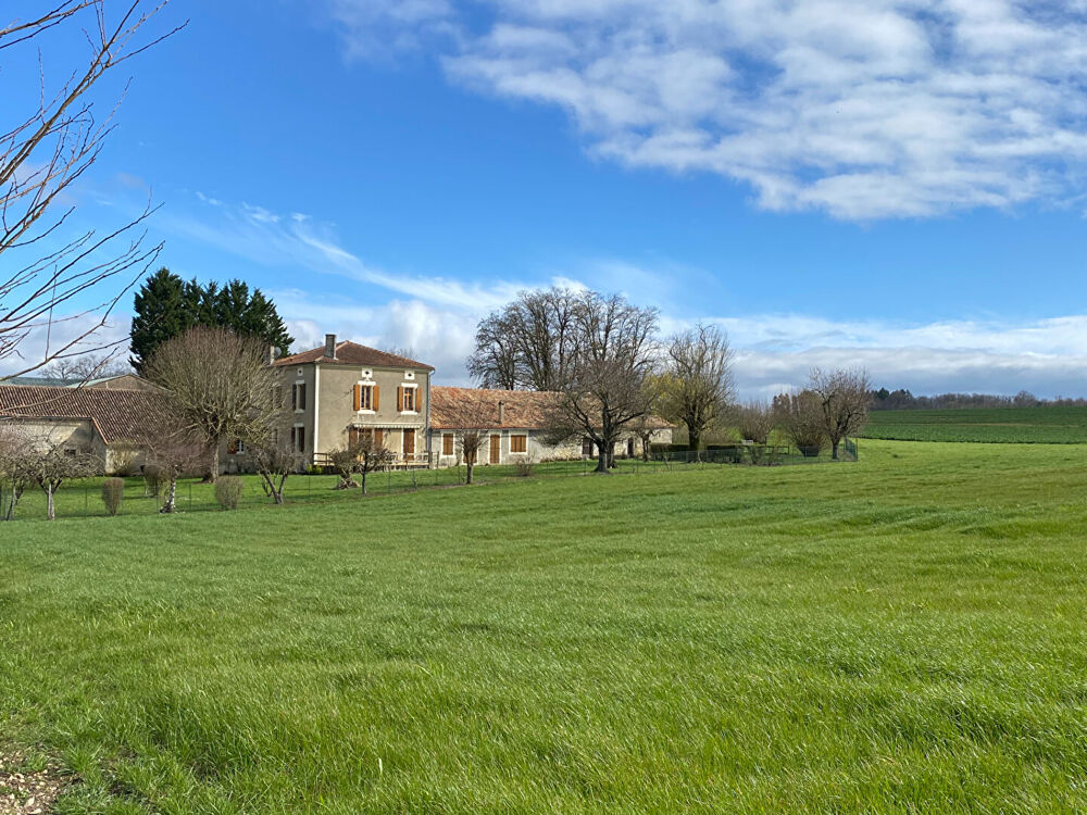 MAISON DE CARACTERE avec beaucoup de DEPENDANCES