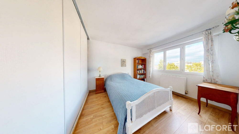 Bel appartement T3 avec terrasse plein sud , proche mer et commerces .